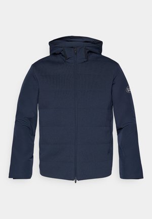 Chaqueta acolchada azul marino con cremallera frontal, capucha y detalle de costuras horizontales en el pecho. Presenta un tejido suave y puños elásticos.