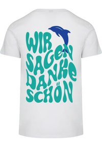 Hvid bomulds t-shirt med teal, bølget tekst "WIR SAGEN DANKE SCHÖN" og en blå delfin silhuet på ryggen.