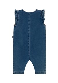Salopette in denim blu scuro con dettagli arricciati sulle spalle. Presenta un collo rotondo e aperture sagomate nelle gambe per facilitarne l'indossamento.