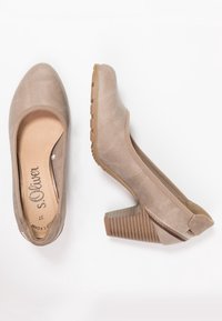 Beige korkokengät, joissa on sileä nahkainen päällystö, pyöreä kärki ja kuvioitu raidoitettu kanta. Varustettu joustavalla kuminauhalla, joka helpottaa pukeutumista.