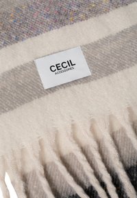 Strickschal in sanften Creme- und Grautönen mit bunten Einsprenkelungen. Verfügt über fransige Kanten und ein gewebtes Etikett mit der Aufschrift "CECIL ACCESSORIES."