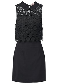 Robe noire sans manches avec superposition de dentelle florale sur le corsage et jupe unie, dotée d'un col pointu et d'une fermeture à bouton avec ouverture en forme de goutte dans le dos.