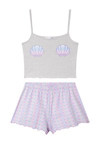 Top corto grigio con design a conchiglia in lilla chiaro, abbinato a pantaloni corti con bordi a scallop che presentano un motivo a scaglie pastello in rosa e blu.