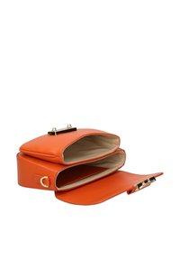 Pomarańczowa skórzana torebka o zorganizowanej konstrukcji, z zapięciem w odcieniu złota i wewnętrznymi przegródkami. Gładka faktura i brak widocznych wzorów.