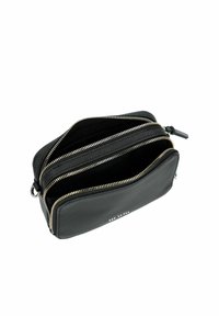 Schwarzes Lederetui mit drei Reißverschlussfächern, strukturierter Oberfläche, silbernen Reißverschlussakzenten und dezentem Logo auf der Vorderseite.