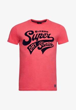 Rotes Baumwoll-T-Shirt mit kurzen Ärmeln, rundem Halsausschnitt und einem auffälligen dunkelblauen Grafikdruck mit der Aufschrift "Super Dry Sonics" auf der Vorderseite.