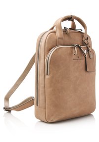 Tan leren rugzak met dubbele ritsen, handvatten aan de bovenkant, een verstelbare schouderband en een label; gladde textuur en minimalistisch ontwerp.