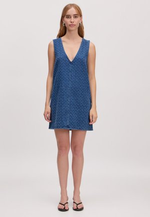 Blaues ärmelloses Kleid mit tiefem V-Ausschnitt und lockerer, lässiger Passform. Es hat ein dezent gemustertes Design und einen geraden Saum in mittellanger Länge bis zur Oberschenkelmitte.