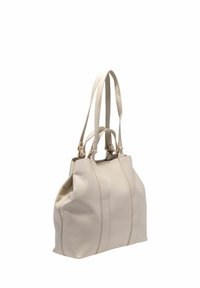Sac à main en cuir texturé couleur crème avec deux poignées supérieures et une bandoulière réglable, debout sur un fond blanc.