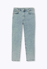 Jean en denim bleu clair avec une coupe slim, taille mi-haute, quincaillerie en argent et design classique à cinq poches. La texture est lisse avec un léger effet délavé.