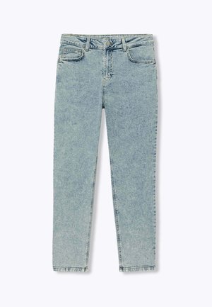 Jean en denim bleu clair avec une coupe slim, taille mi-haute, quincaillerie en argent et design classique à cinq poches. La texture est lisse avec un léger effet délavé.