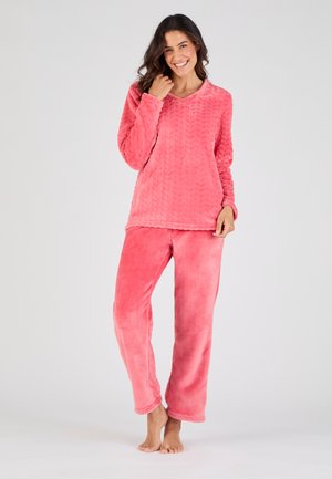 Ensemble de loisirs en polaire rose, comprenant un haut à motif chevron texturé avec un col en V et un pantalon uni assorti. Matériau doux.