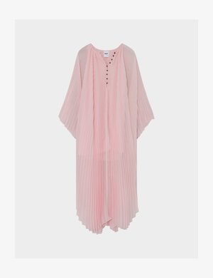 Surchemise kimono plissée rose clair avec un col en V, des boutons décoratifs et un tissu fluide. Comprend des manches courtes et un ourlet asymétrique.