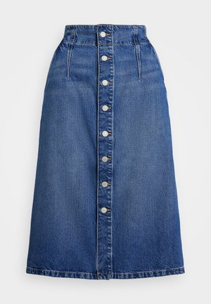 Blauwe denim midirok met hoge taille en een rij zilveren knopen aan de voorkant in het midden.
