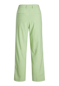 Calças largas de cor verde-claro com uma textura suave, apresentando frente lisa, dois bolsos traseiros e uma cintura de altura média.