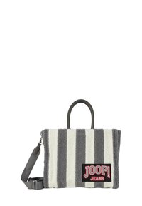 Sac texturé avec des rayures grises et blanches, fabriqué à partir de matériaux en peluche. Comprend une étiquette noire avec "JOOP! JEANS" en lettres rouges et une bandoulière.