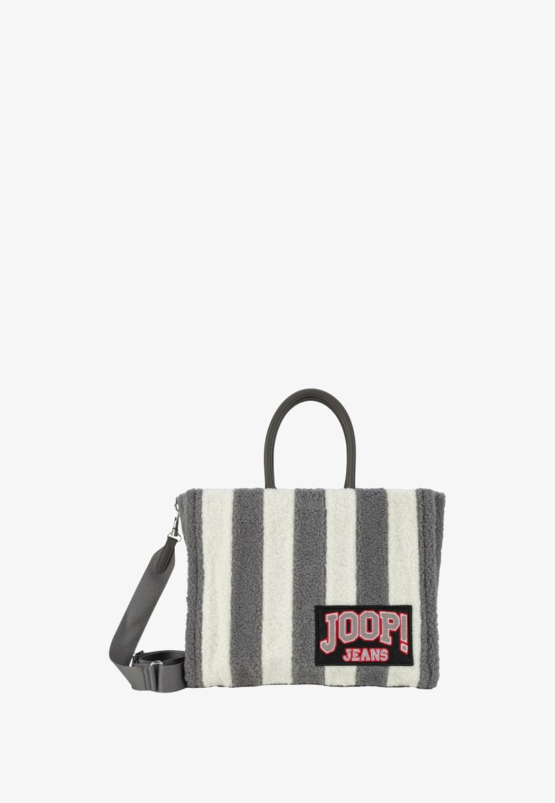 Torebka o teksturowanej powierzchni, w szare i białe paski, wykonana z miękkiego materiału. Zawiera czarną metkę z napisem "JOOP! JEANS" w czerwonym kolorze oraz pasek na ramię.