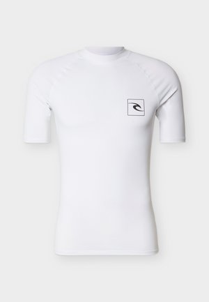 Biely priliehavý rash guard s krátkym rukávom, okrúhlym výstrihom a malým čiernym štvorcovým logom na ľavej strane hrudníka.