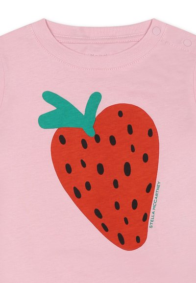 T-shirt di cotone rosa con una grande grafica di fragola rossa con foglie verdi e semi neri, include un'etichetta verde con la scritta "STELLA MCCARTNEY."