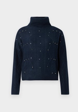 Marineblå høyhalset genser med kabelstrikkedesign og spredte dekorative nagler. Har lange ermer og en avslappet passform.