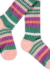 Gestreifte Socken mit Rippstruktur in Grün, Pink, Lila und Orange, verziert mit Glitzerakzenten. Die Zehen- und Fersenpartie ist in einem sanften Pinkton gehalten.