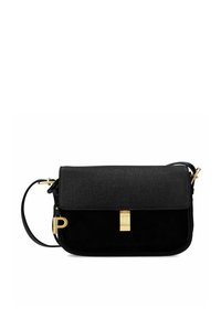 Bolso cruzado negro con una solapa de cuero texturizado y una sección inferior de ante, herrajes en tono dorado y un acento decorativo en forma de letra.