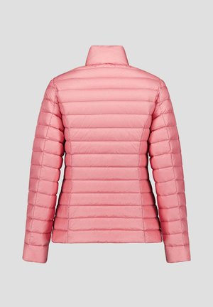 Veste matelassée rose clair à manches longues et col montant, vue de dos sur un fond gris.