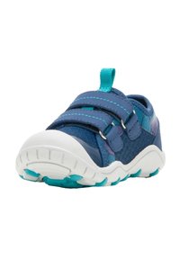 Blauwe kinderschoen met twee verstelbare bandjes, een textuurbovenkant en een witte zool met turquoise accenten voor grip.