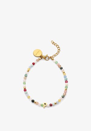 Náramok so zrnami z farebných kameňov, zlatými akcentmi a malým zlatým príveskom v tvare písmena „P“; má karabínku a nastaviteľný reťazec.