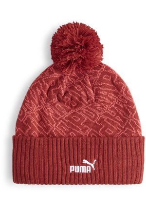 Bonnet en tricot rouge avec un motif texturé, doté d'un pompon pelucheux sur le dessus et d'un revers côtelé. Logo Puma blanc à l'avant.