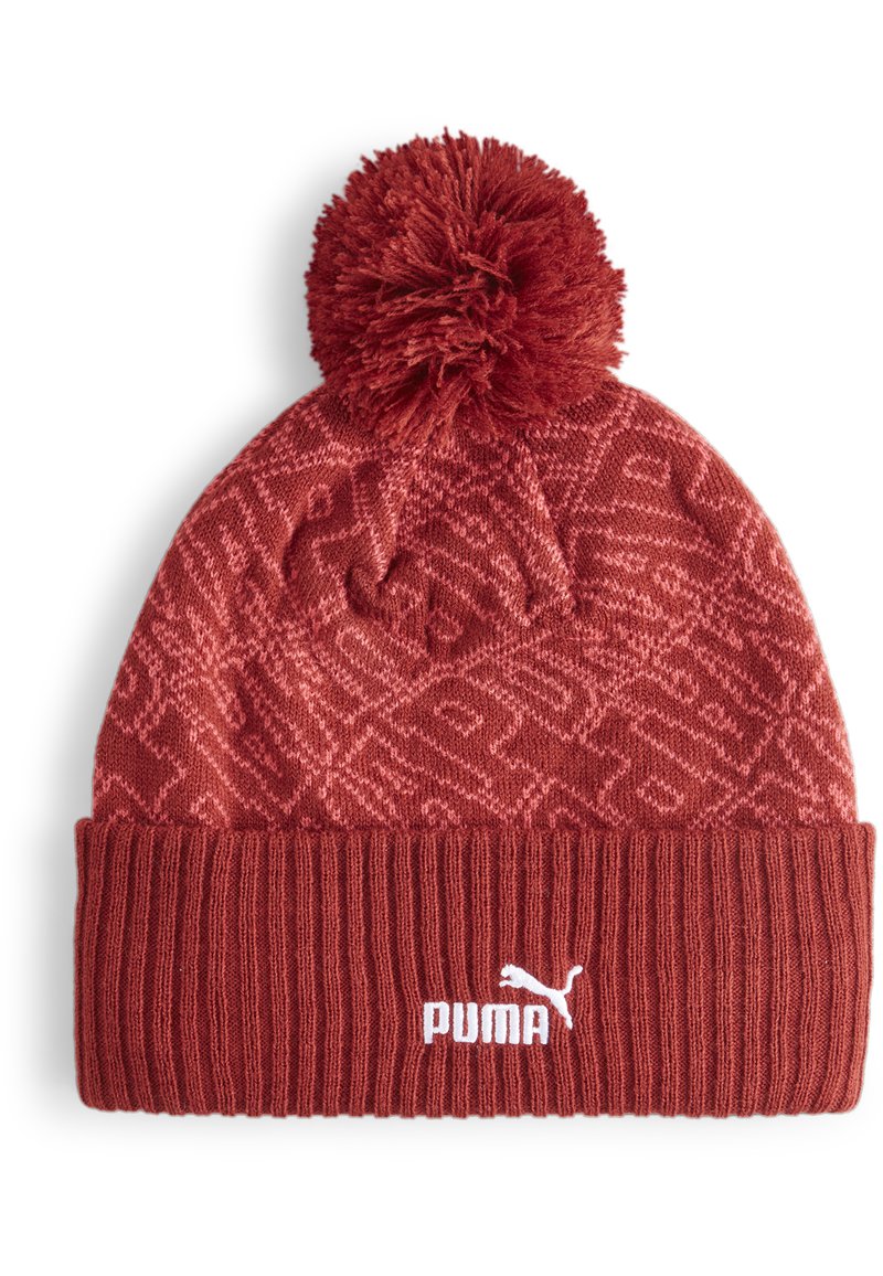Rød strikket hue med et tekstureret mønster, der har en fuzzy pompon på toppen og en ribbet kant. Hvid Puma-logo på forsiden.