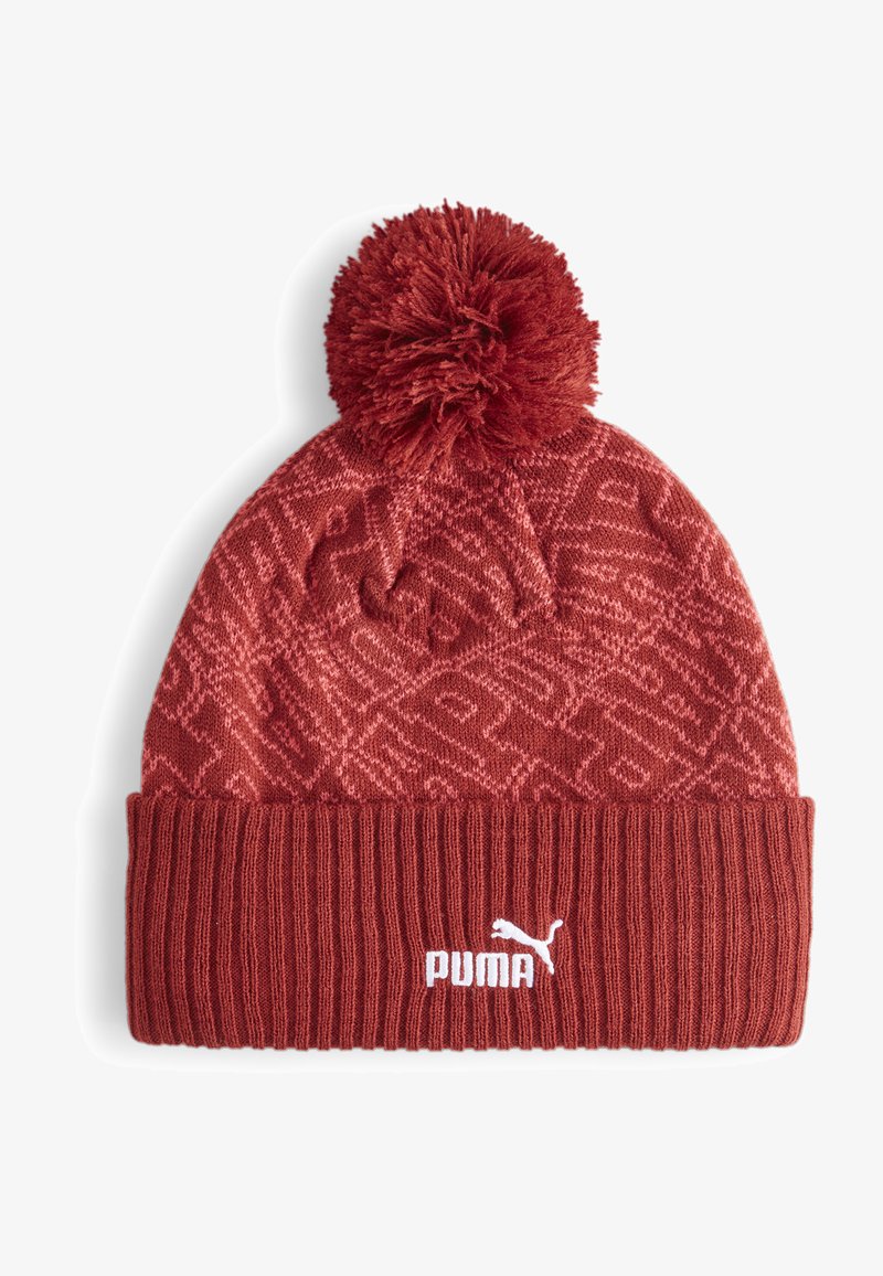 Rød strikket hue med et tekstureret mønster, der har en fuzzy pompon på toppen og en ribbet kant. Hvid Puma-logo på forsiden.
