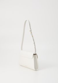 Borsa a tracolla bianca in pelle con chiusura a patta e una tracolla texturizzata. Presenta un design elegante e sottili dettagli dorati sulla tracolla.