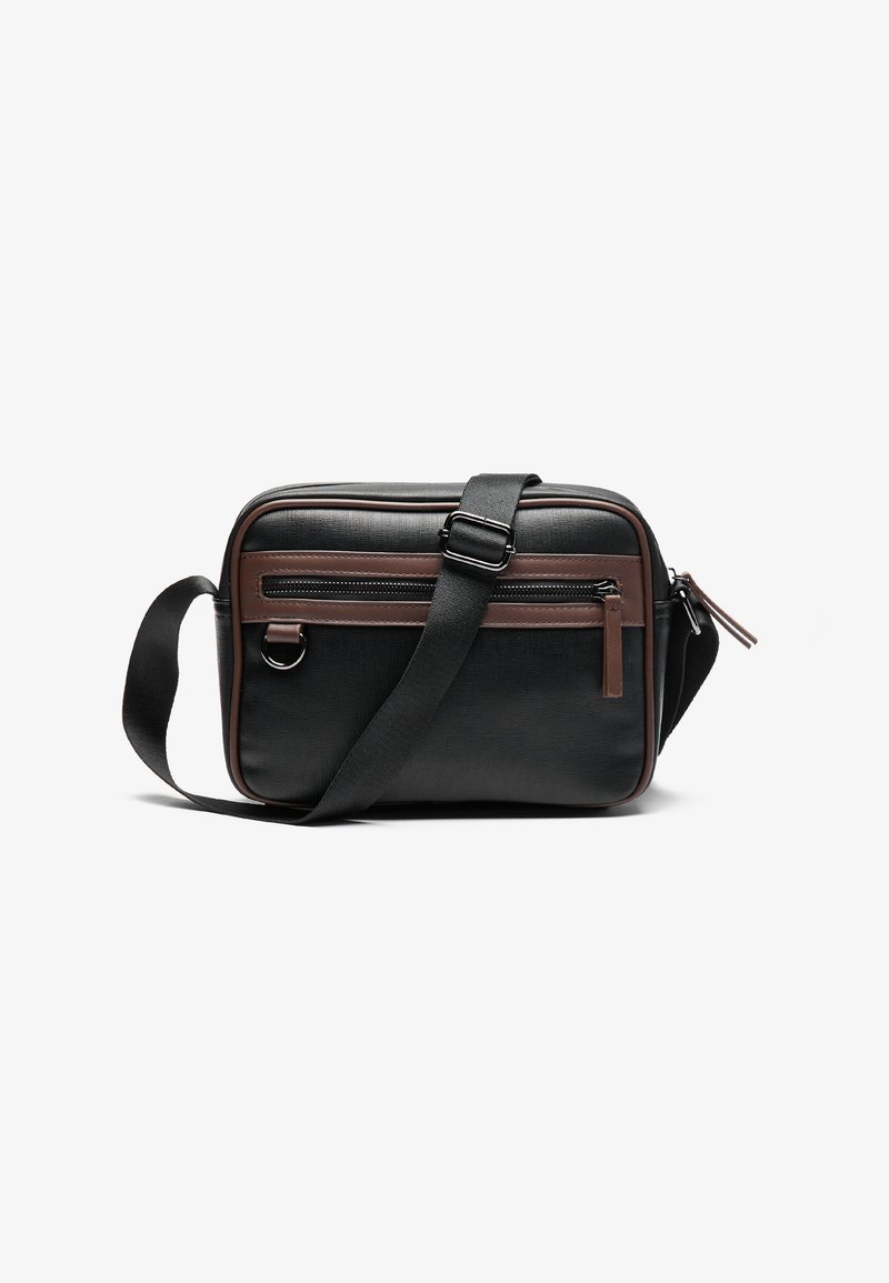 Borsa a tracolla nera realizzata in tessuto testurizzato, con un accento in pelle marrone, tracolla regolabile e tasca anteriore con zip.