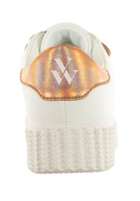 Baskets blanches avec une semelle blanche texturée, dotées d'un talon arrière en métal rose doré brillant et d'un logo. Tige en cuir lisse pour une finition élégante.