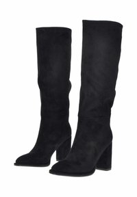 Stivali neri in suede al ginocchio con punta affilata e tacco a blocco spesso, caratterizzati da una texture liscia e un design minimalista.