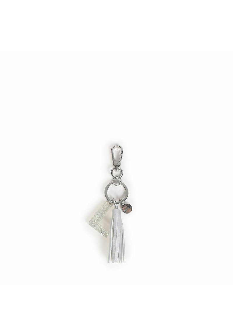 Il portachiavi presenta un gancio in metallo argentato, un charm L-shaped trasparente e glitterato, una nappina bianca e un piccolo accento metallico rotondo.