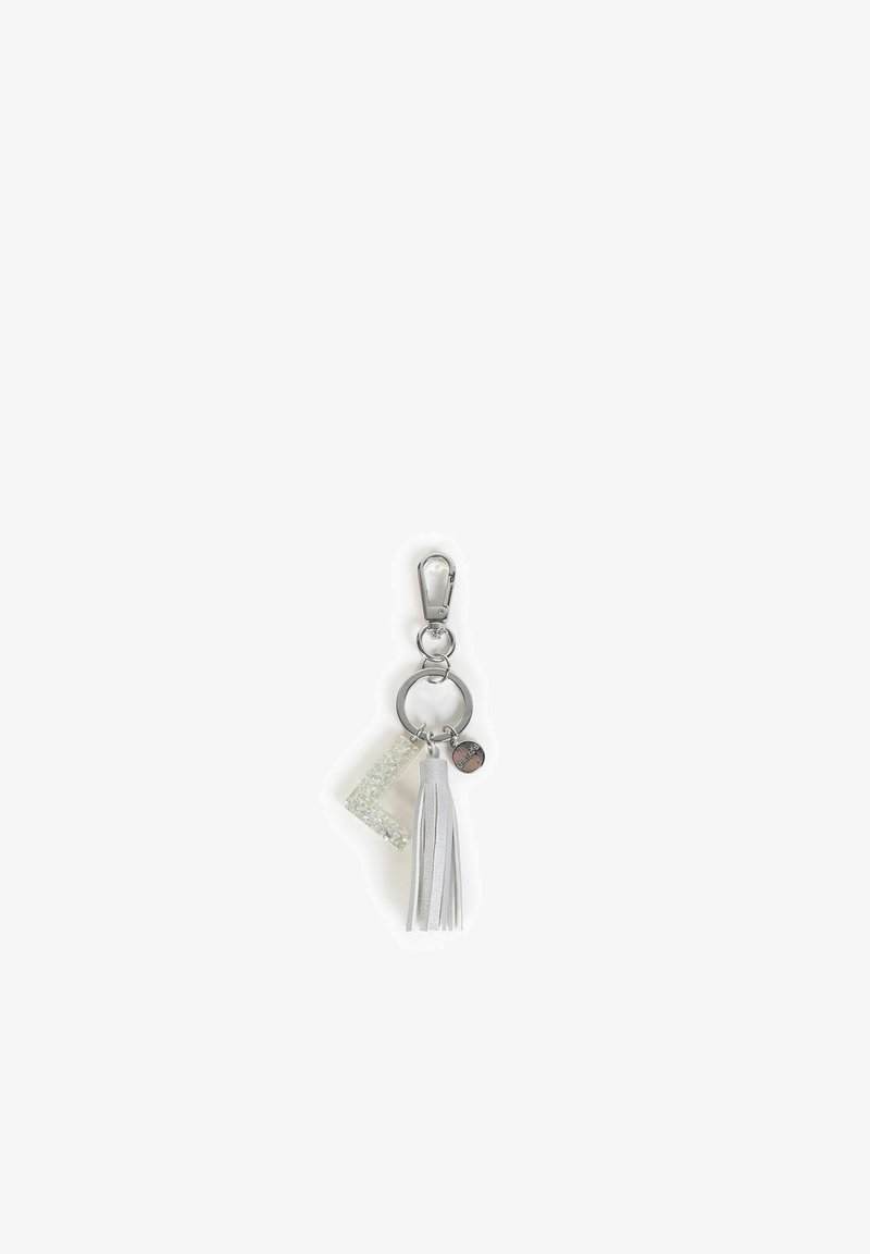 Il portachiavi presenta un gancio in metallo argentato, un charm L-shaped trasparente e glitterato, una nappina bianca e un piccolo accento metallico rotondo.