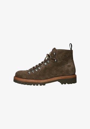 Hiking boot in brown suede, featuring metallic eyelets, brown laces, a textured rubber sole, and a pull tab at the back.