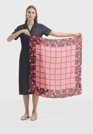 Sjaal met patroon en een bloemenrand, een roze middenstuk met een rasterontwerp. Gemaakt van lichtgewicht stof, levendige kleuren en een gladde textuur.