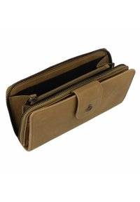 Tan leren portemonnee met een rits rondom, binnencompartimenten en een drukknoop. Heeft een subtiele logo-accent op de voorkant.