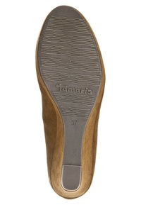 Suela de zapato de ante marrón con patrón texturizado y ondulado. Presenta el nombre de la marca "Tamaris" en relieve y la talla "37" visible grabada.