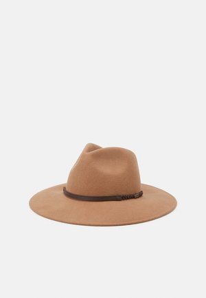 Bruine vilten hoed met brede rand, met een licht ingetrokken kroon en een donkere gevlochten leren band rondom de basis.