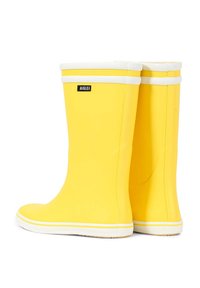 Bottes de pluie en caoutchouc jaune avec des rayures blanches en haut ; texture lisse ; logo Aigle à l'avant ; tige large pour un enfilage facile.