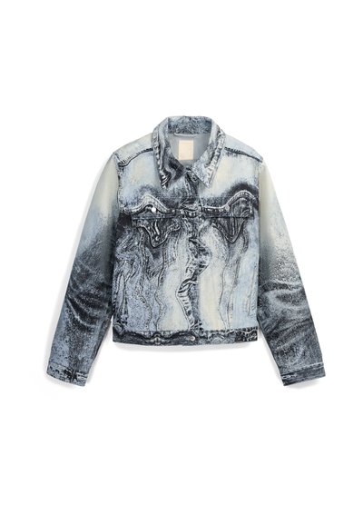 Farkkutakki, jossa on sinivalkoinen aaltoileva kuvio, etutaskut, napitus ja kontrastiväriset hihat, joissa on kulunut rakenne.