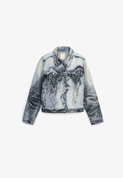 Chaqueta de mezclilla con un patrón ondulado azul y blanco, bolsillos frontales, cierre de botones y mangas en contraste con una textura desgastada.