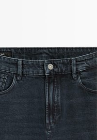 Jeans in denim scuro con una texture liscia, taglio dritto, chiusura con bottone anteriore e passanti per cintura, caratterizzati da un design di tasche discreto.