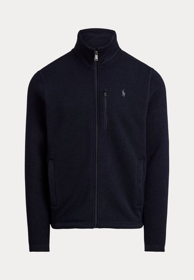 Marineblauwe fleecejas met volledige rits, opstaande kraag, borstzak met rits, zijzakken voor de handen en klein geborduurd logo op de linkerborst.