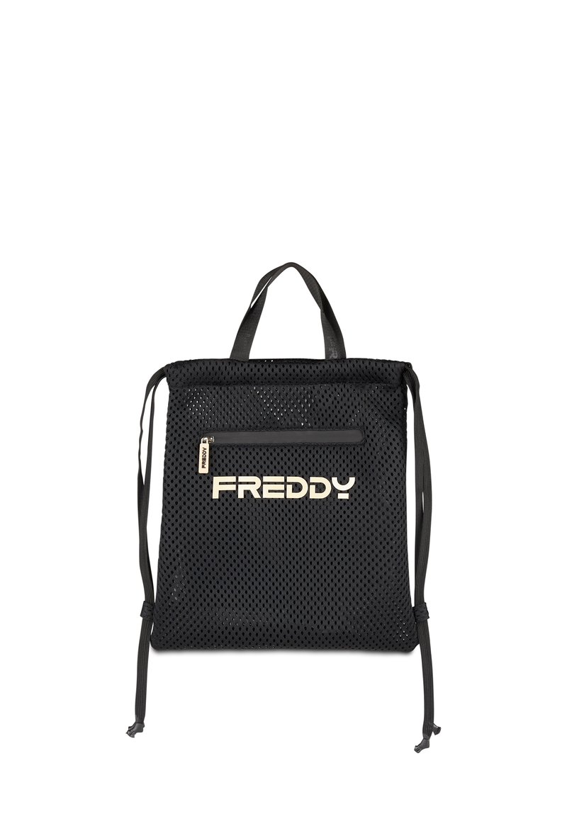 Mochila de malla negra con un bolsillo frontal con cremallera. Presenta un logo dorado, correas ajustables y un diseño cuadrado. Fabricada con un material ligero y transpirable.