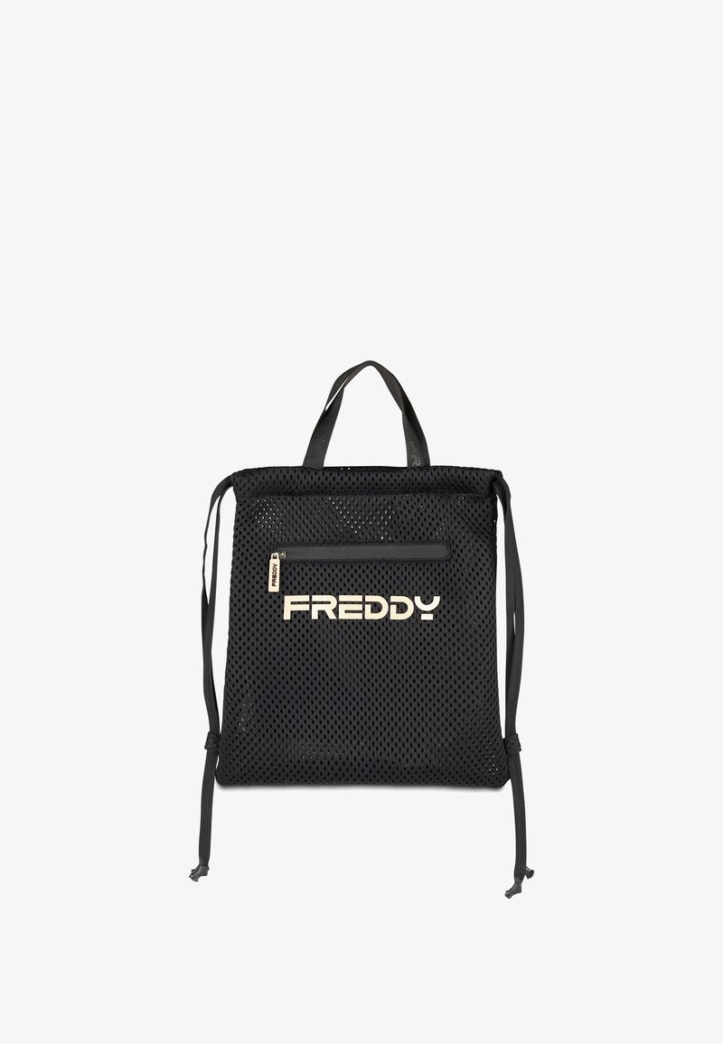 Mochila de malla negra con un bolsillo frontal con cremallera. Presenta un logo dorado, correas ajustables y un diseño cuadrado. Fabricada con un material ligero y transpirable.